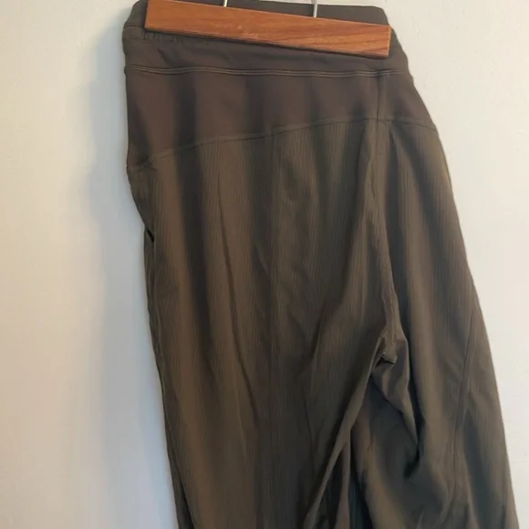 Lulu lemon cropped dance studio pants in Army Green Color EUC size 10 - Picture 5 of 7
